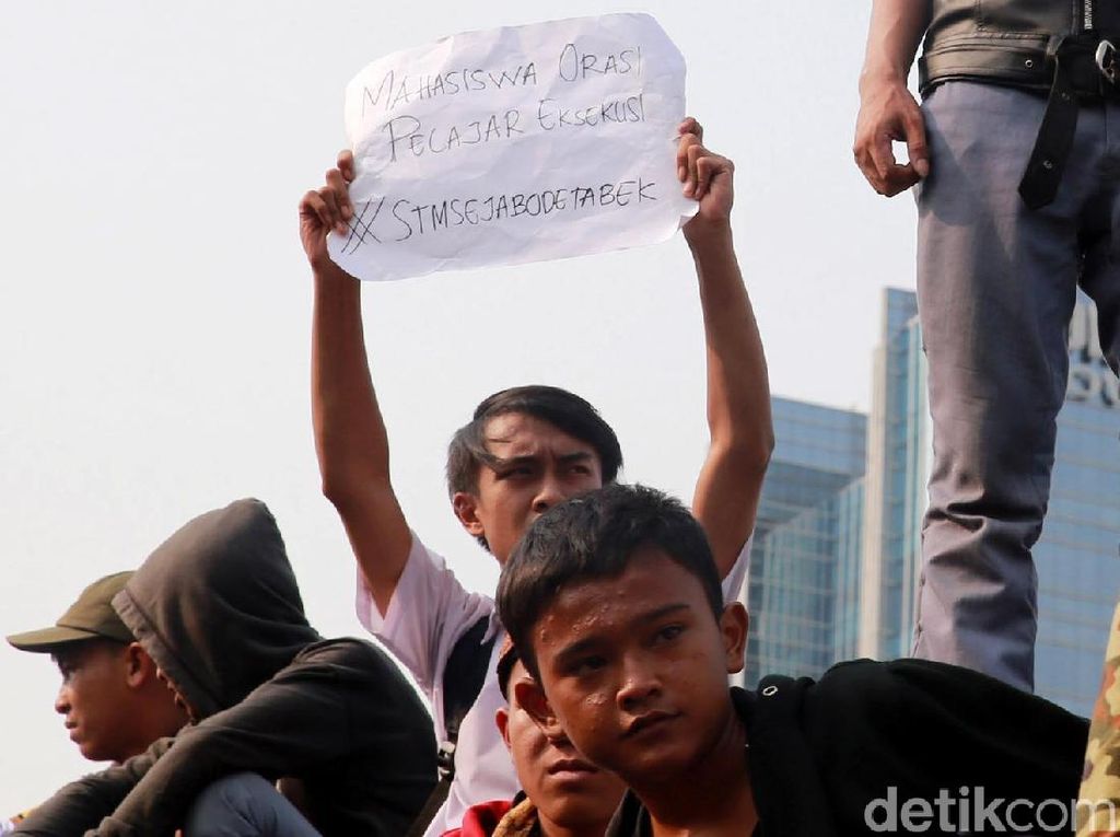 Lihat Lagi Poster Menggelitik Massa Pelajar di Kawasan DPR Lihat Lagi Poster Menggelitik Massa Pelajar di Kawasan DPR