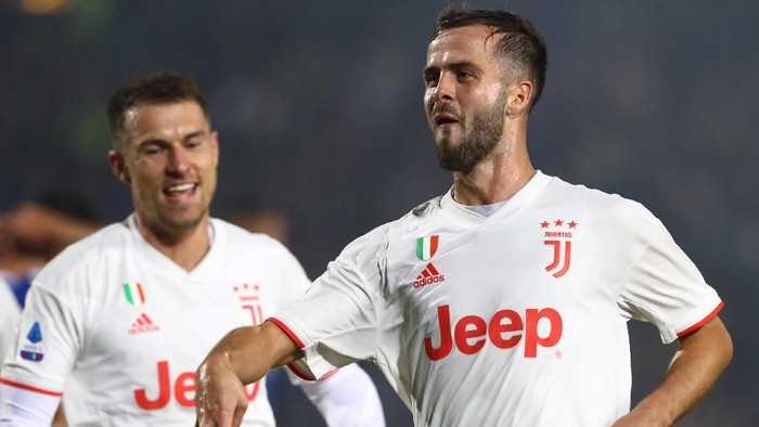 BRESCIA, ITALY - SEPTEMBER 24:  Miralem Pjanic of Juventus celebrates his goal during the Serie A match between Brescia Calcio and Juventus at Stadio Mario Rigamonti on September 24, 2019 in Brescia, Italy.  (Photo by Marco Luzzani/Getty Images)