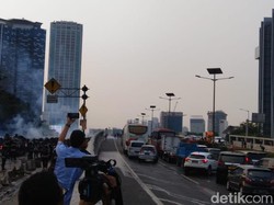Sisa Gas Air Mata Masih Bikin Mata Perih, Ini Tips Melintas di Lokasi Demo