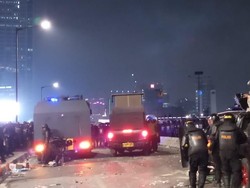 Ricuh Tak Henti-henti, Massa-Polisi di Slipi Bentrok Lagi