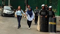 Ada Demo Pegawai Kantor Pulang Jalan Kaki