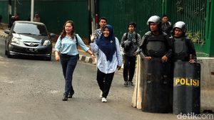 Ada Demo Pegawai Kantor Pulang Jalan Kaki