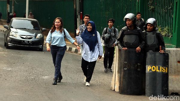 Ada Demo Pegawai Kantor Pulang Jalan Kaki