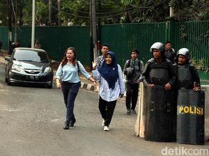Ada Demo Pegawai Kantor Pulang Jalan Kaki