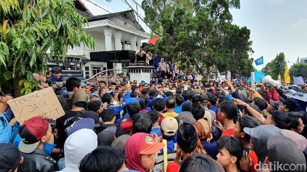 Ikut Demo Mahasiswa Sukabumi, Pelajar STM: Hari Ini Libur Tawuran
