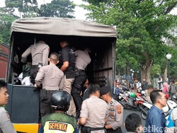 Kesal Dilarang Demo ke Jakarta, Pelajar Rusak Mobil Polisi di Bogor