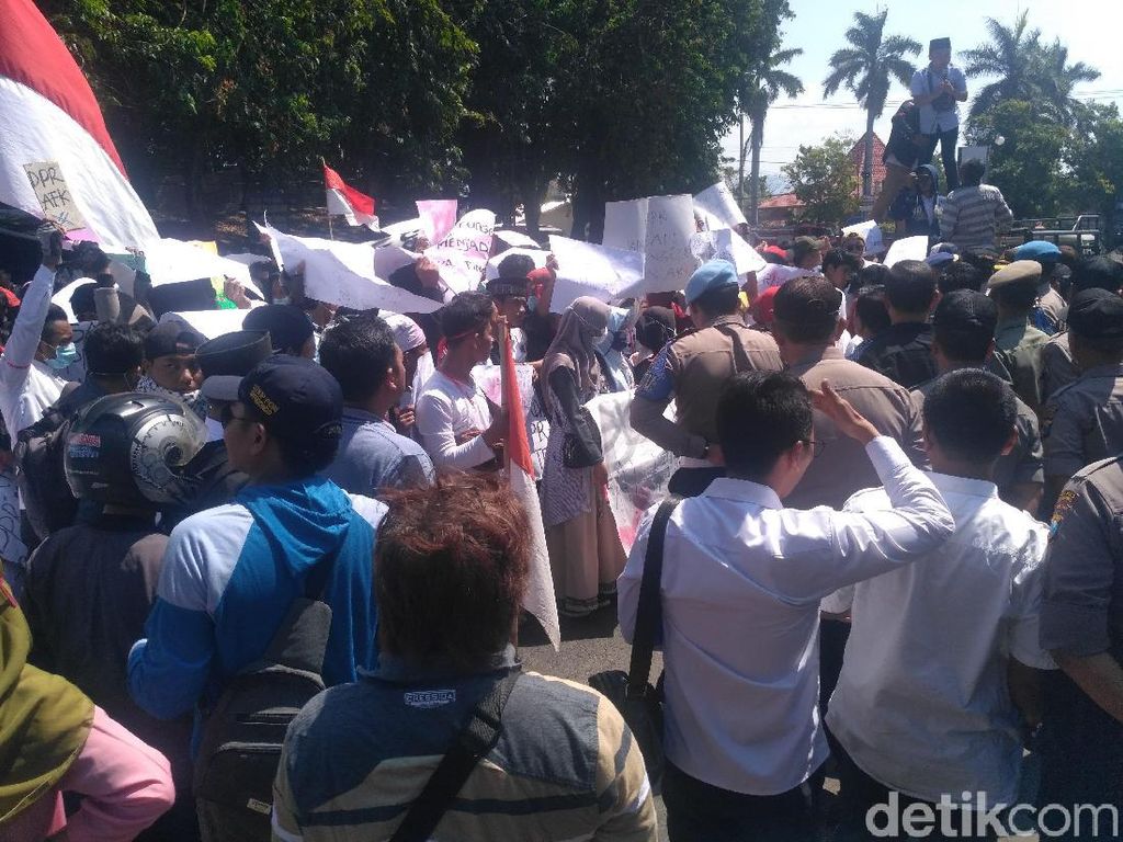 LBH Jakarta: 50 Mahasiswa Unjuk Rasa di DPR Hilang Sejak Kemarin LBH Jakarta: 50 Mahasiswa Unjuk Rasa di DPR Hilang Sejak Kemarin
