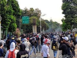 Ricuh! Massa Putih Abu Lempar Petasan ke DPR, Polisi Tembakkan Gas Air Mata