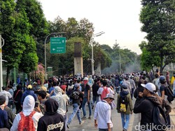 Ricuh! Massa Putih Abu Lempar Petasan ke DPR, Polisi Tembakkan Gas Air Mata