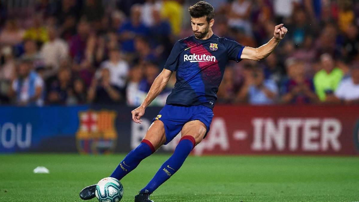 Gerard Pique menilai tur pramusim ke beberapa negara tak membantu Barcelona (Foto: Alex Caparros/Getty Images)