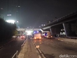 Polisi Pukul Mundur Massa Perusuh di Slipi