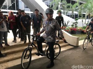 Usai Rapat Pansus Ibu Kota, Anies Tinggalkan DPR Pakai Sepeda Lagi