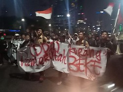 Hendak ke DPR, Segerombol Pelajar Long March di Jalan Gatot Subroto