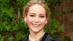 Foto: Wajah Bahagia Jennifer Lawrence di Show Dior Jelang Pernikahan
