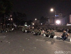 Massa di Jalan KS Tubun Bubar, Personel TNI Berjaga di Slipi