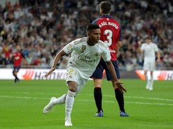 Gol kedua Madrid tercipta di menit ke-72. Rodrygo, yang baru masuk menggantikan Vinicius, langsung mencetak gol dengan sepakan jarak dekat. Skor menjadi 2-0. Reuters/Juan Medina.