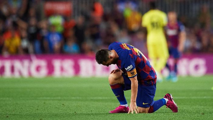 Lionel Messi tertunduk di laga Barcelona melawan Villarreal di Camp Nou, Rabu (25/9) dini hari WIB. (Foto: Alex Caparros/Getty Images)