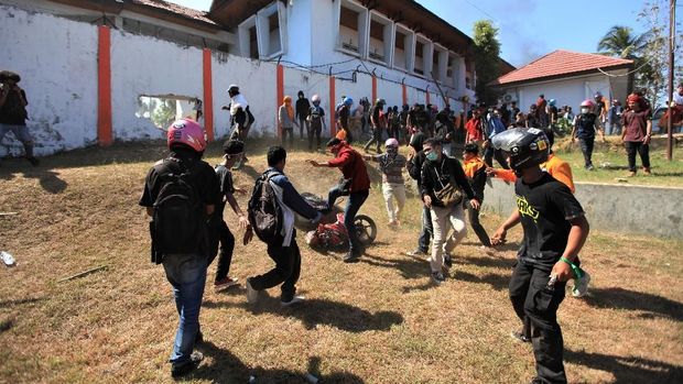 Sejumlah mahasiswa menarik sepeda motor dan merusaknya dari gedung DPRD Provinsi Sulawesi Tenggara setelah menjebol pagar, Kendari, Sulawesi Tenggara, Kamis (26/9/2019). Ribuan mahasiswa dari berbagai perguruan tinggi di di Kendari tersebut melakukan aksi untuk menolak UU KPK dan RUU KUHP. ANTARA FOTO/Jojon/hp.