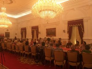 Jokowi Bertemu Romo Magnis-Mahfud Md, Bahas Karhutla-UU KPK Baru