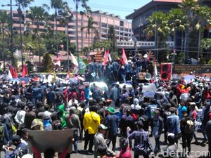 Polisi Siapkan Water Cannon di Enam Titik Demo #SurabayaMenggugat