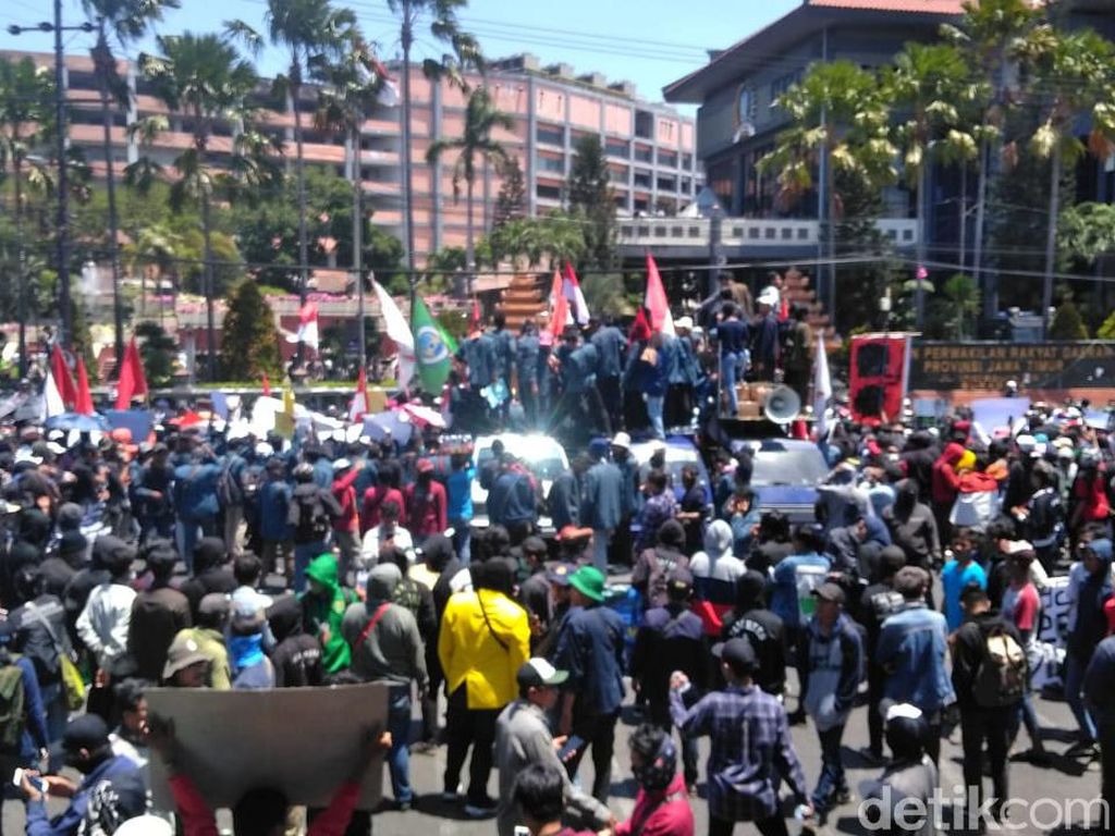 Polisi Siapkan Water Cannon di Enam Titik Demo #SurabayaMenggugat Polisi Siapkan Water Cannon di Enam Titik Demo #SurabayaMenggugat