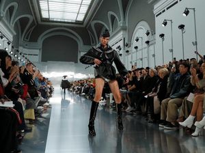 Viral Model Jalan di Catwalk Sambil Melotot dan Marah di Paris Fashion Week