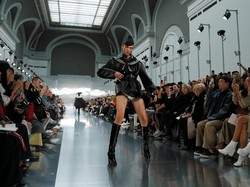 Viral Model Jalan di Catwalk Sambil Melotot dan Marah di Paris Fashion Week