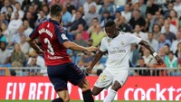 Tekanan Madrid berbuah gol di menit ke-36. Vinicius Junior mencetak gol apik dengan sepakan kaki kanan dari luar kotak penalti. REUTERS/Juan Medina.