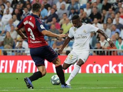 Tekanan Madrid berbuah gol di menit ke-36. Vinicius Junior mencetak gol apik dengan sepakan kaki kanan dari luar kotak penalti. REUTERS/Juan Medina.