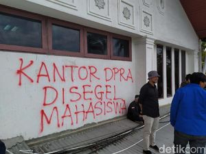 Demo Mahasiswa di Aceh Bubar Usai Mahasiswa Segel Kantor DPRA