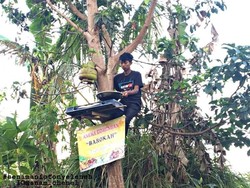 Jualan di Tempat Nyleneh, Para Penjual Makanan Ini Sukses Bikin Ngakak