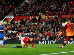 Delapan menit berselang, Marcos Rojo hampir mencatatkan namanya di papan skor lewat sundulannya, tapi Sanchez kembali berhasil membloknya. Istimewa/Jason Cairnduff/Reuters.