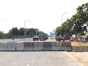 Antisipasi Demo Hari Ini, Jalan Gatot Subroto Arah DPR Dialihkan
