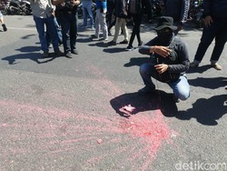Aksi #SurabayaMenggugat Diwarnai Pelemparan Benda Diduga Bom Molotov