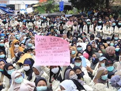 Aksi Protes Calon Bidan: Jika Ingin Melahirkan Silakan ke Gedung DPR