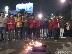 Randi Tewas Tertembak di Kendari, Massa IMM Salat Gaib di Tengah Jalan Menteng Randi Tewas Tertembak di Kendari, Massa IMM Salat Gaib di Tengah Jalan Menteng