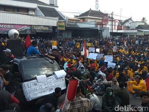Bukan Dikeluarkan Sekolah, 2 Siswa yang Ikut Demo Disebut Ditarik Ortu Bukan Dikeluarkan Sekolah, 2 Siswa yang Ikut Demo Disebut Ditarik Ortu