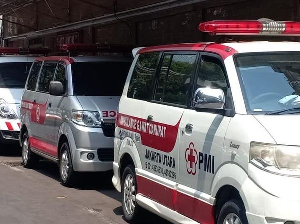 Potret Ambulans yang Disebut Bawa Batu-Bensin untuk Logistik Demo
