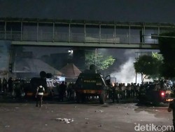 Massa di Palmerah Lempar Batu-Botol Kaca, Polisi Tembak Gas Air Mata
