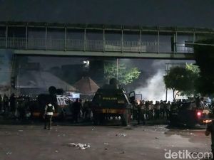 Massa di Palmerah Lempar Batu-Botol Kaca, Polisi Tembak Gas Air Mata Massa di Palmerah Lempar Batu-Botol Kaca, Polisi Tembak Gas Air Mata