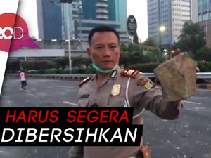Bahaya! Batu-batu Sisa Demo Rusuh Berserakan di Tol