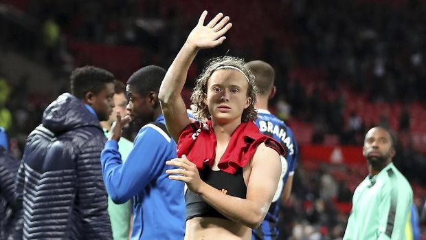 Luke Rochdale langsung bergegas menuju sekolahnya usai membela Rochdale melawan MU. (