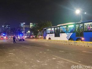 Jalan Gatot Subroto Masih Ditutup, 3 TransJakarta Nyelonong Masuk