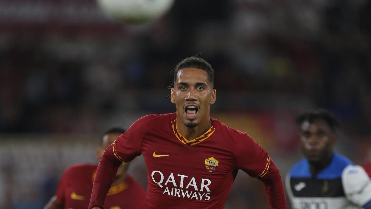 AS Roma sempat kaget kok bisa Chris Smalling dengan gampangnya dilepas Manchester United. (Foto: Paolo Bruno/Getty Images)