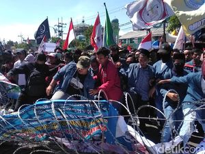 Tuntut Ditemui Anggota DPRD, Mahasiswa Injak Kawat Berduri dan Lempar Botol