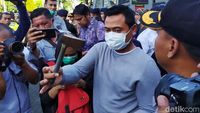 Aksi #SurabayaMenggugat Memanas, Massa Lempar Kapak ke Polisi