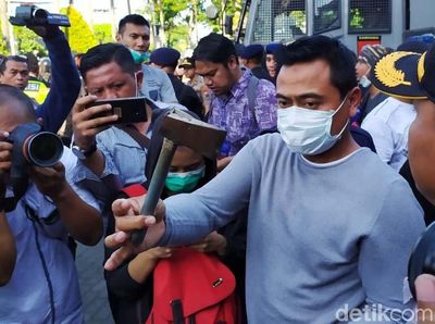 Aksi #SurabayaMenggugat Memanas, Massa Lempar Kapak ke Polisi