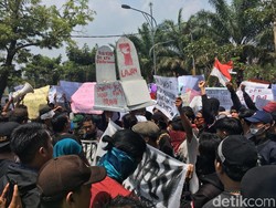 Demo Tolak RUU Kontroversi, Mahasiswa Mojokerto Bawa Poster Nyeleneh