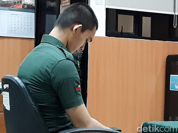 Prada Deri Terus Menunduk Saat Divonis Penjara Seumur Hidup