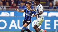 Lautaro kemudian melepaskan tembakan tapi sedikit melenceng dari gawang. Istimewa/Daniele Mascolo/Reuters.